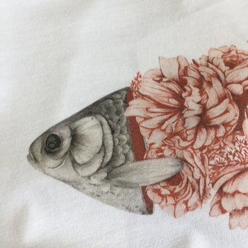 Семпла мъжка тениска с картинка на риба в бял цвят