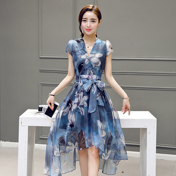 Привлекателна дамска рокля с V-образно деколте и флорални мотиви 