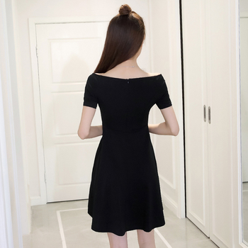 Сексапилна черна къса рокля, подходяща за лятото