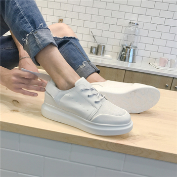 Κομψά ανδρικά πάνινα παπούτσια σε λευκό  χρώμα με άνετα πέλματα