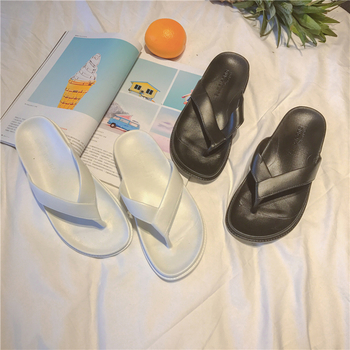 Изчистен модел мъжки чехли през пръст в бял и черен цвят