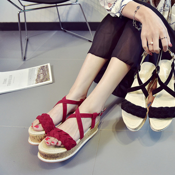 Стилни дамски сандали в три цвята с удобна платформа