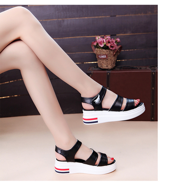 Сладки дамски сандали с лепенки в бял и черен цвят