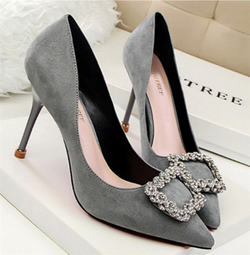 Много красиви дамски обувки на висок ток с красива метална орнаментика 