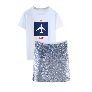 Стилен дамски комплект- лъскава пола и тениска с изображение