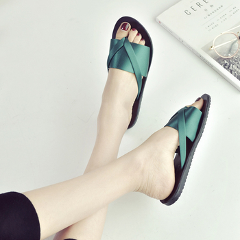 Красива дамски чехли през пръст с тънка подметка в зелен и черен цвят