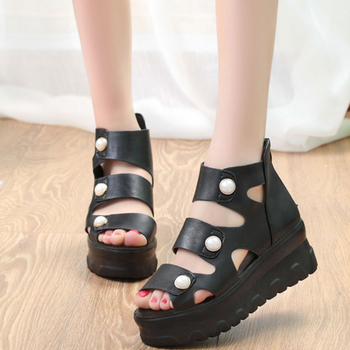 Стилни дамски сандали в бял и черен цвят и с висока подметка