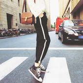 Спортно-елегантни дамски панталони в черен цвят, подходящи за ежедневие