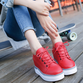 Γυναικεία  κομψά πάνινα παπούτσια σε ένα απλό μοντέλο σε τρία χρώματα