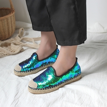 Γυαλιστερά γυναικεία κομψά πάνινα παπούτσια σε δύο χρώματα κατάλληλα για τη καθημερινή ζωή