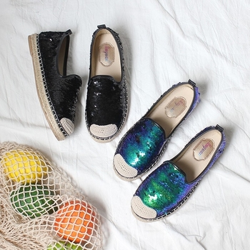 Γυαλιστερά γυναικεία κομψά πάνινα παπούτσια σε δύο χρώματα κατάλληλα για τη καθημερινή ζωή