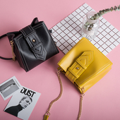 Мини дамска чанта в три цвята с метална дръжка 