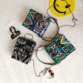 Шарена дамска чанта с метална дръжка и в три разцветки