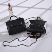 Красива дамска чанта с декорация камъни и с метална дръжка