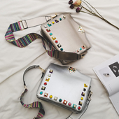 Красива дамска чанта с метална декорация и цветна дръжка