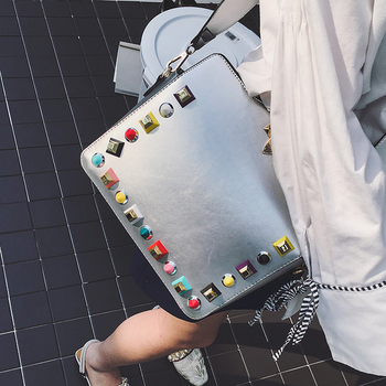 Красива дамска чанта с метална декорация и цветна дръжка