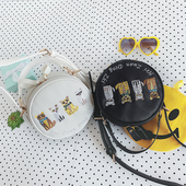 Сладка дамска чанта в две дръжки и бродерия, в бял и черен цвят