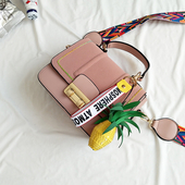 Лятна дамска чанта с цветна широка дръжка и с декорация на ананас