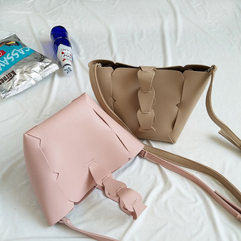 Стилна дамска чанта в интересна форма + портмоне в три цвята