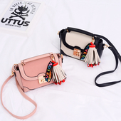 Мини дамска чанта в пет цвята с декорация пискюл