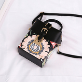 Красива мини дамска чанта в правоъгълна форма в четири цвята