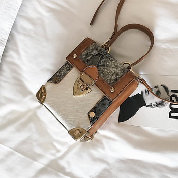 Стилна дамска чанта с две дръжки в правоъгълна форма