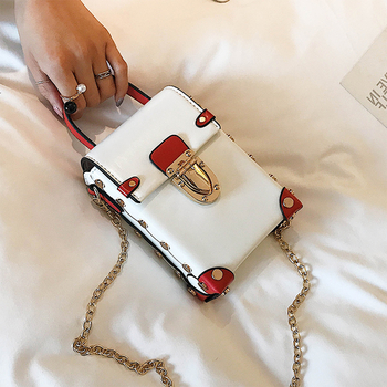 Много модерна дамска чанта в правоъгълна форма в три цвята с метална дръжка