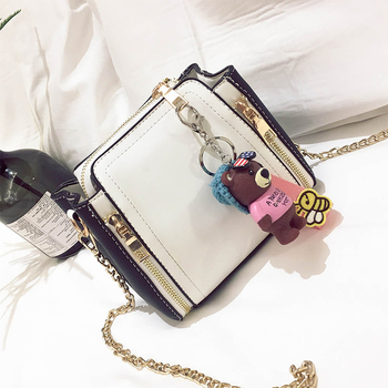 Мини дамска чанта с декорация мече и метална дръжка в четири цвята