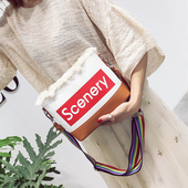 Ежедневна дамска чанта с надпис и цветна широка дръжка