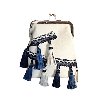 Бохемска дамска чанта в два цвята с пискюли и метална верижка