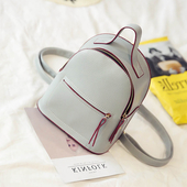 Μικρό γυναικείο σακίδιο σε καθαρό σχέδιο και σε τρία χρώματα