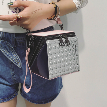 Стилна дамска чанта в квадратна форма в два цвята