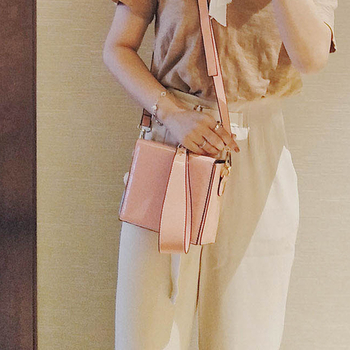 Стилна дамска чанта с пискюл в семпъл модел в три цвята