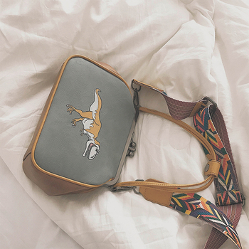 Сладка дамска чанта с изображение и широка цветна дръжка