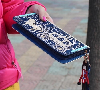 Красив дамски портфейл с интересно изображение и дръжка