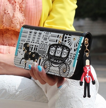 Красив дамски портфейл с интересно изображение и дръжка