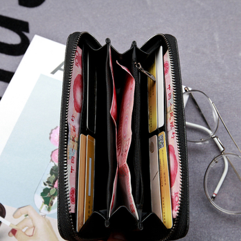 Красив дамски портфейл в два цвята с изображение и с дръжка