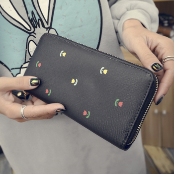 Красив дамски портфейл с декорация лалета в три цвята