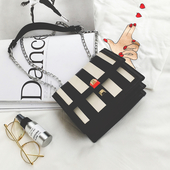 Κομψή γυναικεία τσάντα με μεταλλική λαβή