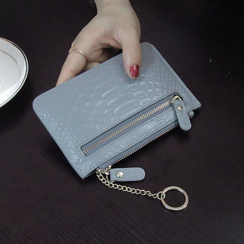 Мини дамски портфейл с ципове и метална дръжка