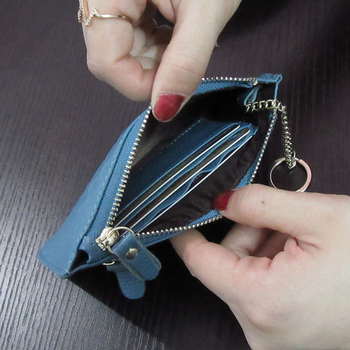 Мини дамски портфейл с ципове и метална дръжка