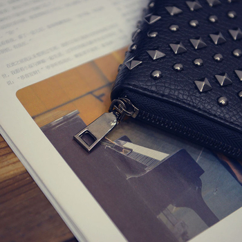 Красив дамски портфейл в черен и сребърен цвят с декорация нит