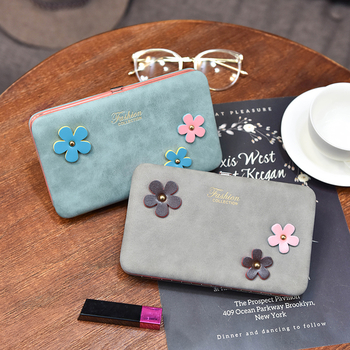 Сладък дамски портфейл с декорация цветя и дръжка в няколко цвята