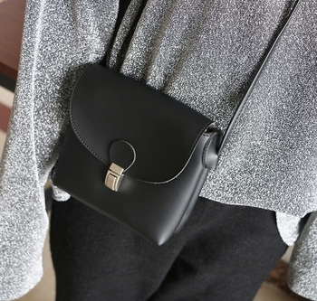 Малка дамска чанта с дълга дръжка, в син и черен цвят