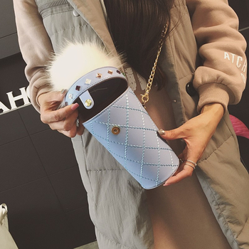 Сладка дамска чанта с пух във формата на чаша с метална дръжка