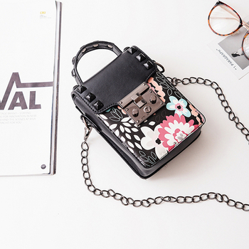 Много красива дамска чанта с флорален мотив в три разцветки с метална дръжка