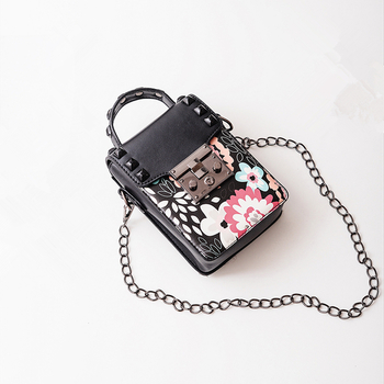 Много красива дамска чанта с флорален мотив в три разцветки с метална дръжка