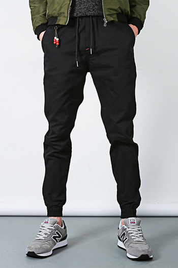 Стилен мъжки панталон в тъмносин и черен цвят, подходящ за ежедневие