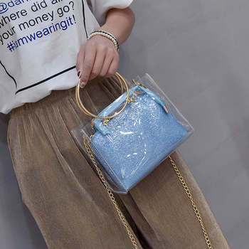 Прозрачна дамска чанта с лъскава вътрешност с метални дръжки