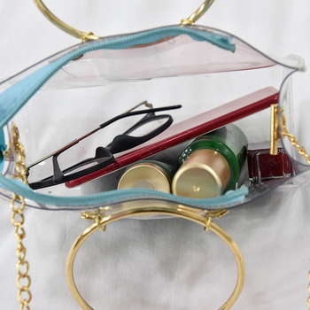 Прозрачна дамска чанта с лъскава вътрешност с метални дръжки